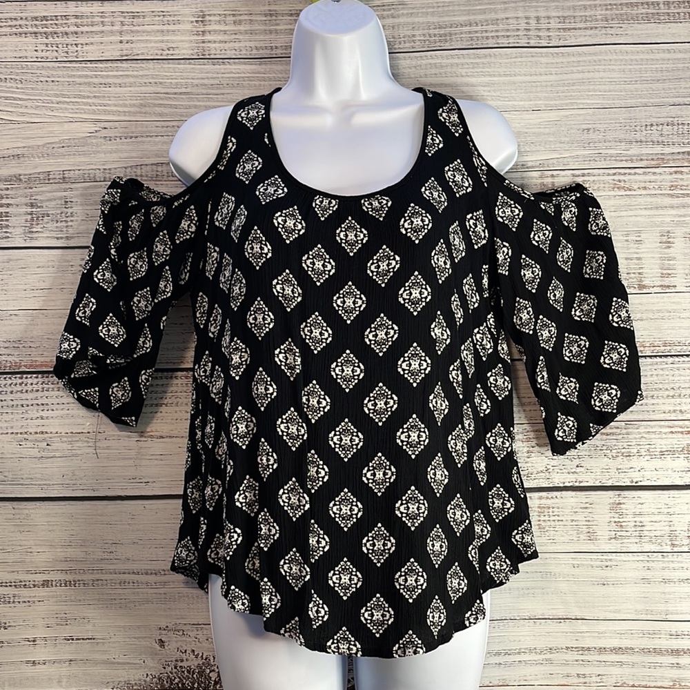 🔥 SALE Mossimo Black Top Open Shoulder Flowy Top Size Small